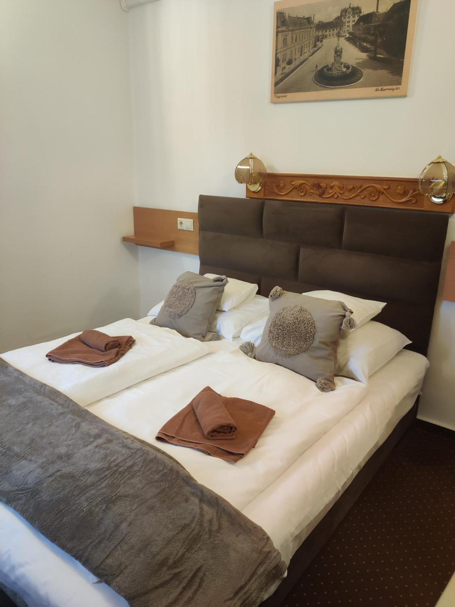 Feszek Fogado - Pension Nest Mosonmagyarovar Luaran gambar