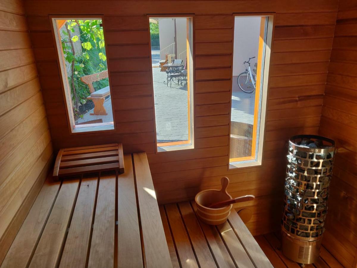 Feszek Fogado - Pension Nest Mosonmagyarovar Luaran gambar